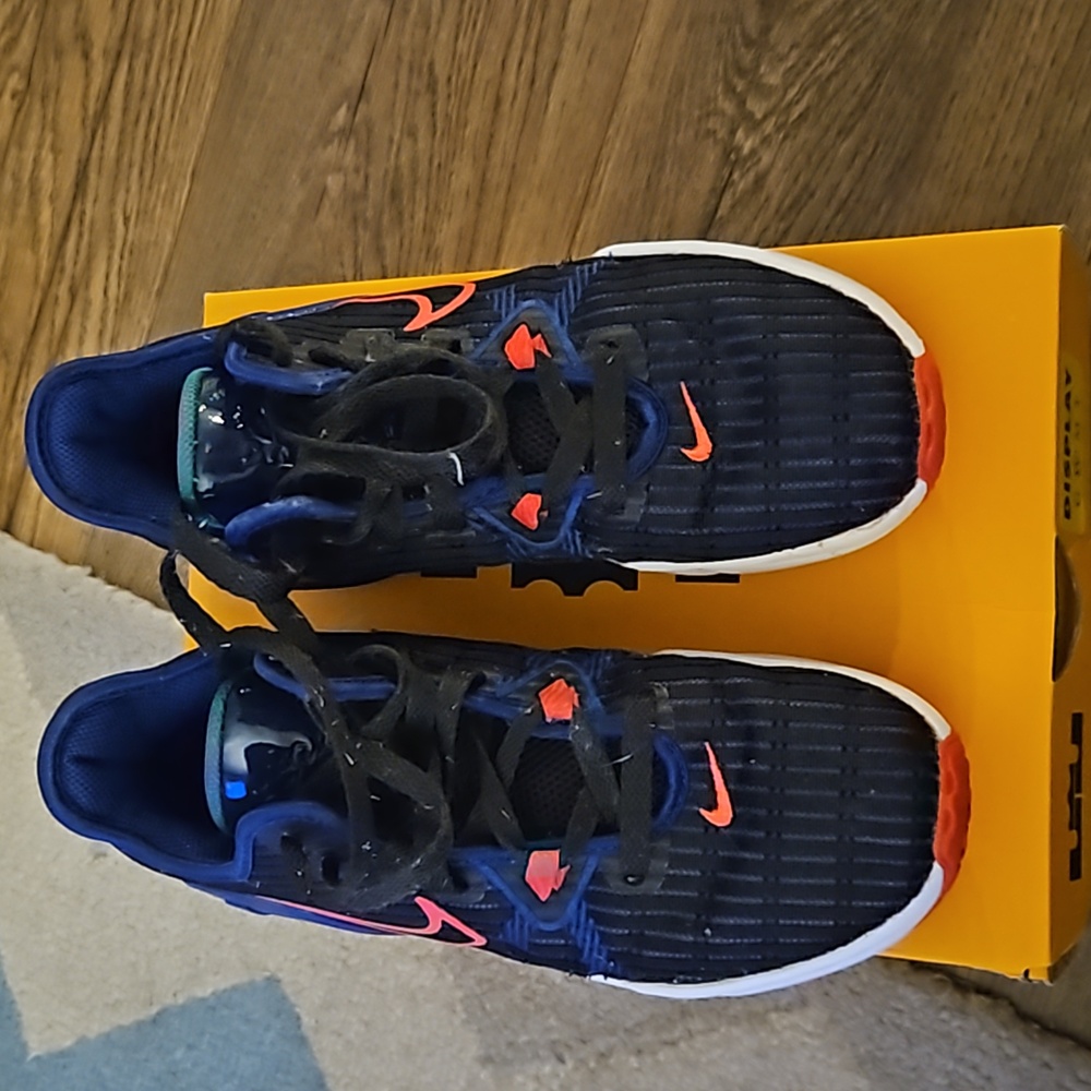 Lebron witness VI kods basketball shoes size 5.5 black ans red
